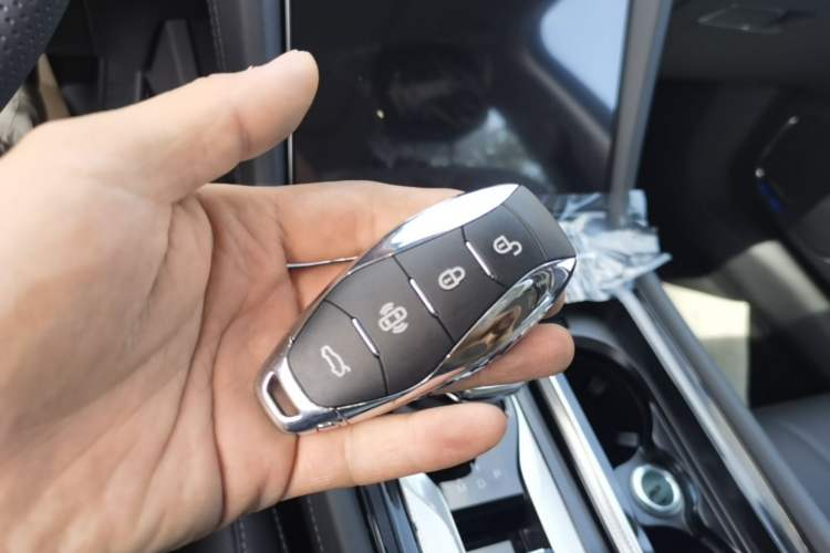 Used Hongqi H5 2025 2.0T Automatic Flag Edition – 500 000 Units Commemorative Version Vehicle Key