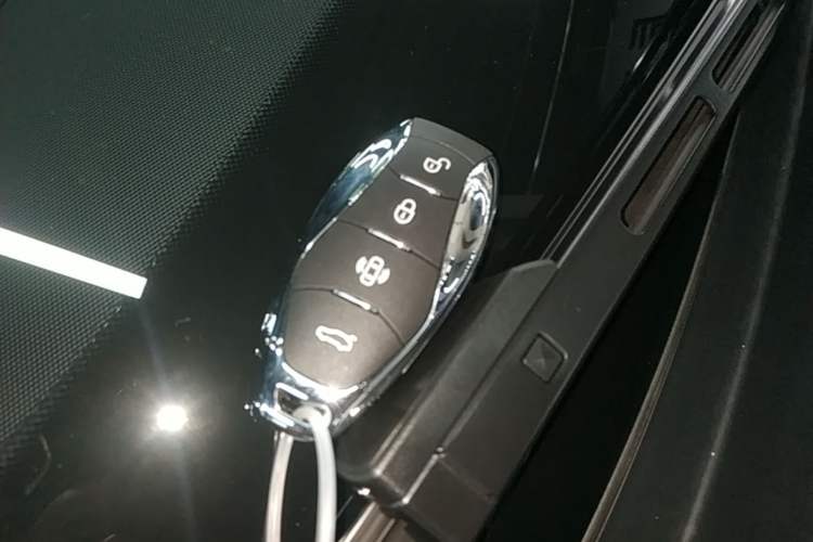 Used Hongqi H5 2025 2.0T Automatic Flag Edition – 500 000 Units Commemorative Version Vehicle Key