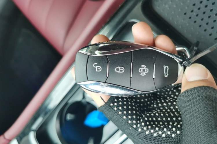 Used Hongqi H5 2025 2.0T Automatic Flag Edition – 500 000 Units Commemorative Version Vehicle Key