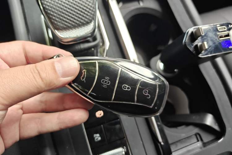 Used Hongqi H5 2025 2.0T Automatic Flag Edition – 500 000 Units Commemorative Version Vehicle Key