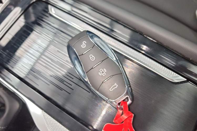 Used Hongqi H5 2025 2.0T Automatic Flag Edition – 500 000 Units Commemorative Version Vehicle Key