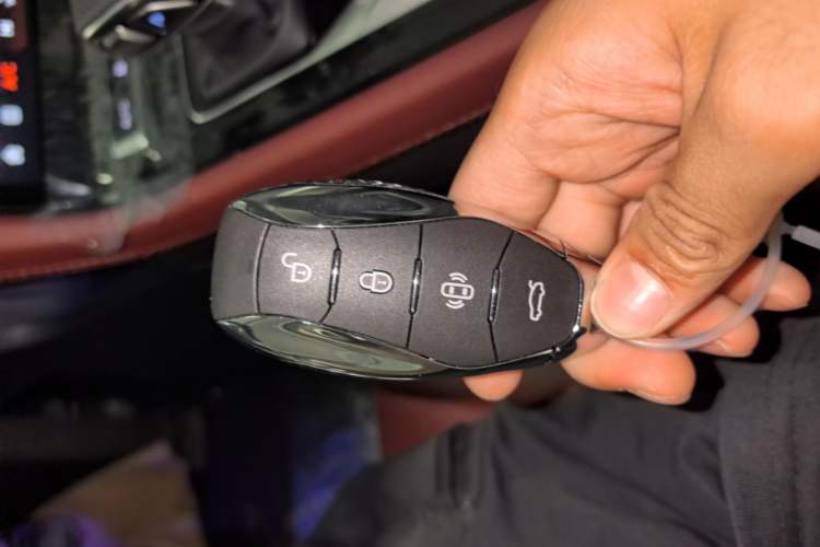 Used Hongqi H5 2025 2.0T Automatic Flag Edition – 500 000 Units Commemorative Version Vehicle Key