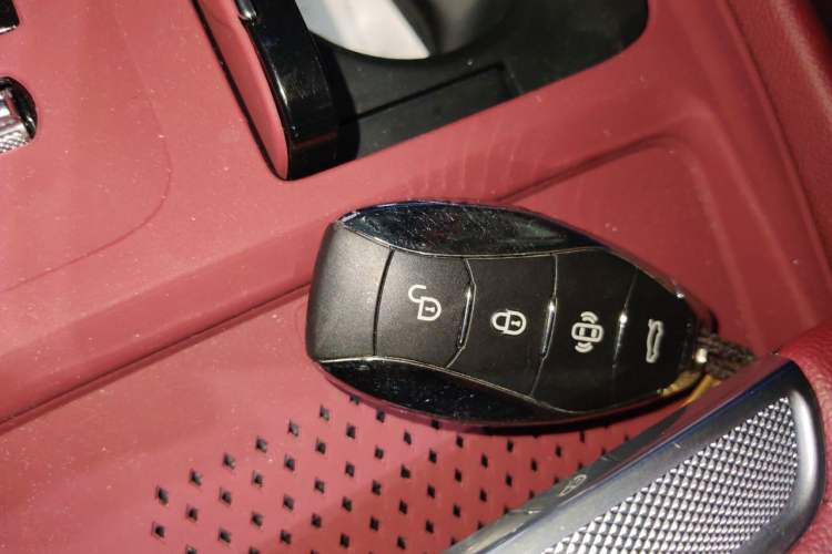 Used Hongqi H5 2025 2.0T Automatic Flag Edition – 500 000 Units Commemorative Version Vehicle Key