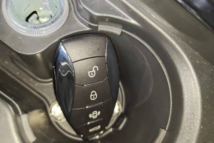 Used Hongqi H5 2025 2.0T Automatic Flag Edition – 500 000 Units Commemorative Version Vehicle Key
