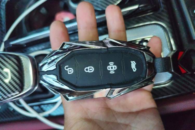 Used Hongqi H5 2025 2.0T Automatic Flag Edition – 500 000 Units Commemorative Version Vehicle Key