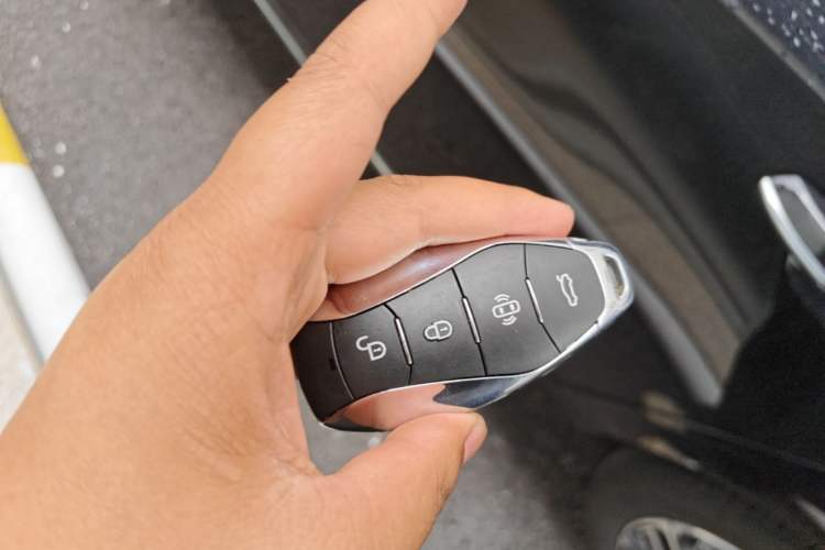 Used Hongqi H5 2025 2.0T Automatic Flag Edition – 500 000 Units Commemorative Version Vehicle Key