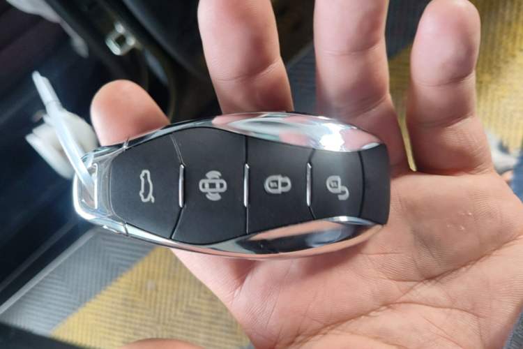 Used Hongqi H5 2025 2.0T Automatic Flag Edition – 500 000 Units Commemorative Version Vehicle Key