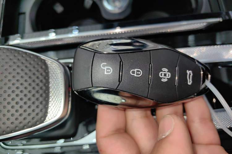 Used Hongqi H5 2025 1.5T DCT Xuan Ying Edition Vehicle Key