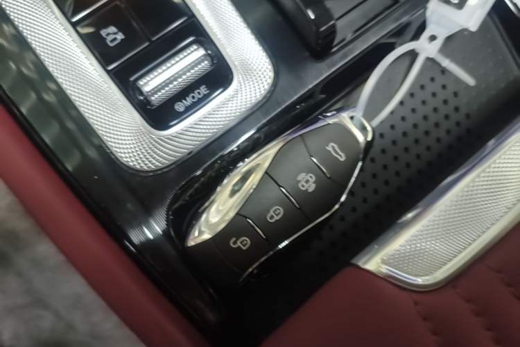 Used Hongqi H5 2025 2.0T Automatic Flag Edition – 500 000 Units Commemorative Version Vehicle Key