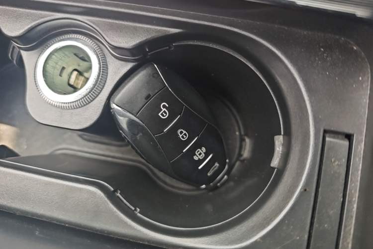 Used Hongqi H5 2025 2.0T Automatic Flag Edition – 500 000 Units Commemorative Version Vehicle Key