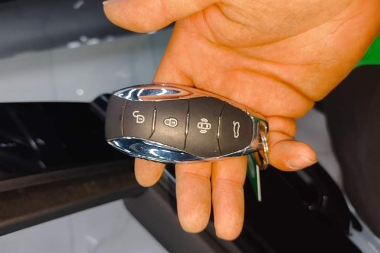 Used Hongqi H5 2025 1.5T DCT Xuan Ying Edition Vehicle Key