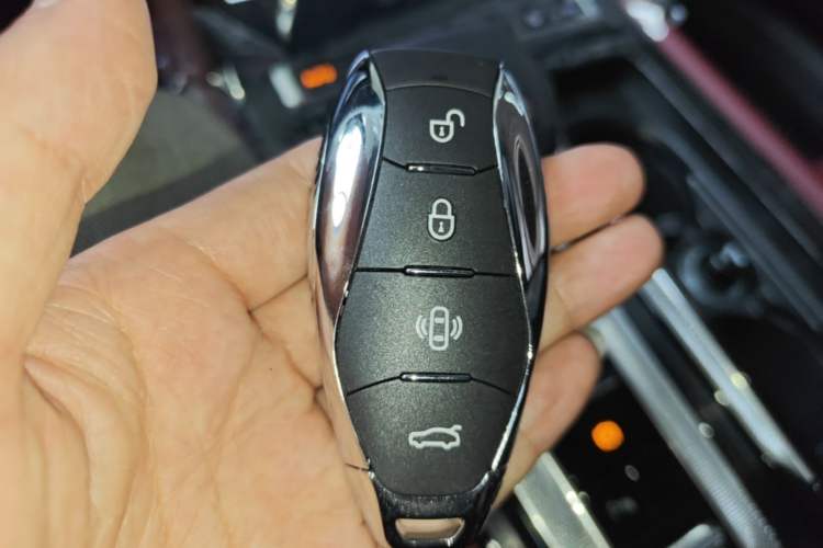Used Hongqi H5 2025 2.0T Automatic Flagship 500 000th Unit Anniversary Edition Vehicle Key