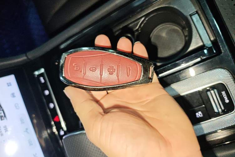 Used Hongqi H5 2025 2.0T Automatic Flag Edition – 500 000 Units Commemorative Version Vehicle Key