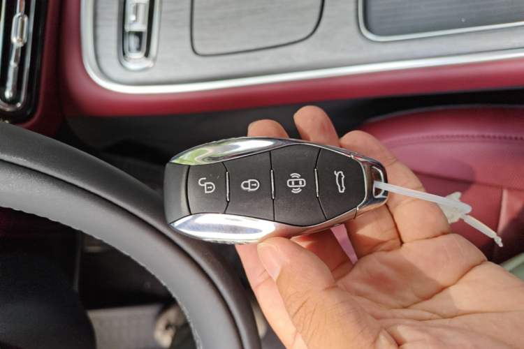 Used Hongqi H5 2025 2.0T Automatic Flag Edition – 500 000 Units Commemorative Version Vehicle Key
