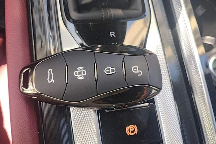 Used Hongqi H5 2025 2.0T Automatic Xuan Ying Edition Vehicle Key