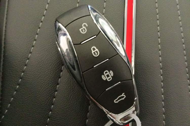 Used Hongqi H5 2025 2.0T Automatic Flag Edition – 500 000 Units Commemorative Version Vehicle Key