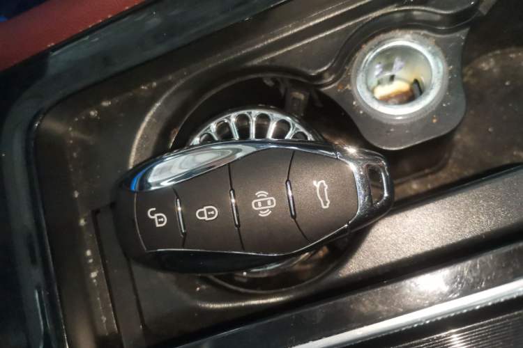 Used Hongqi H5 2025 2.0T Automatic Flag Edition – 500 000 Units Commemorative Version Vehicle Key