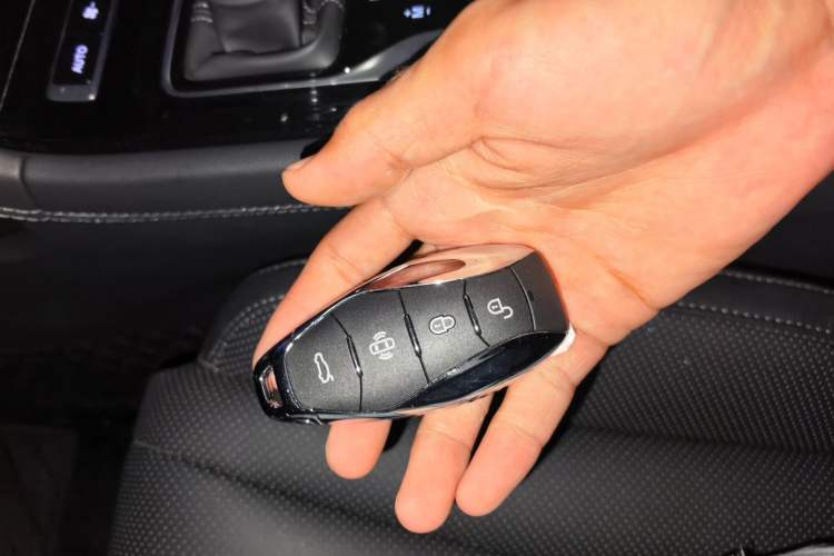 Used Hongqi H5 2025 1.5T DCT Xuan Ying Edition Vehicle Key