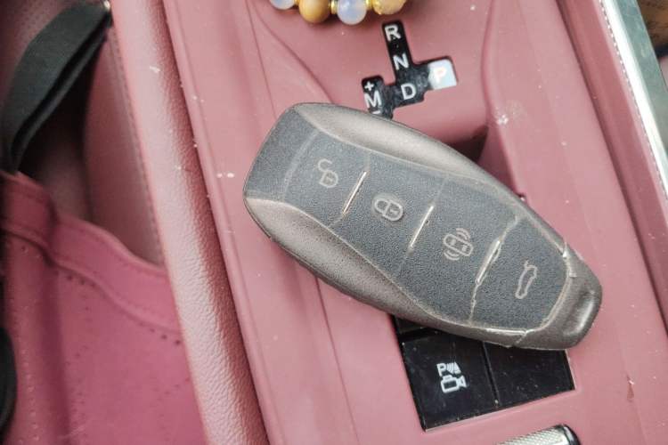 Used Hongqi H5 2025 2.0T Automatic Flag Edition – 500 000 Units Commemorative Version Vehicle Key