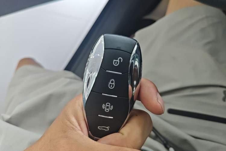 Used Hongqi H5 2025 2.0T Automatic Flag Edition – 500 000 Units Commemorative Version Vehicle Key