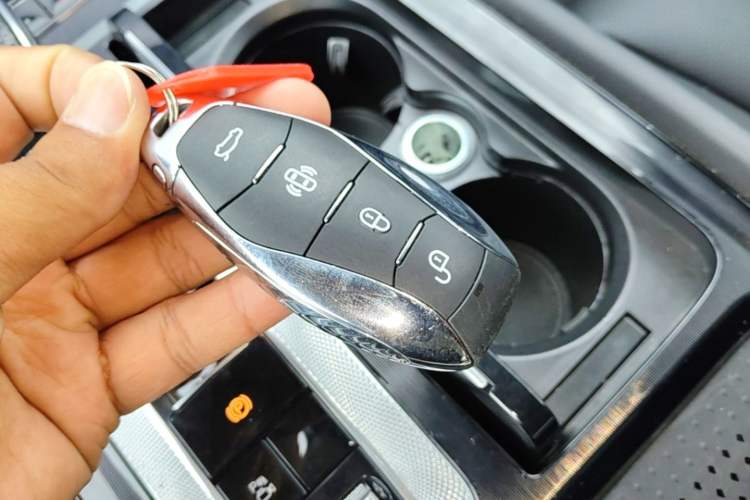 Used Hongqi H5 2025 2.0T Automatic Flag Edition – 500 000 Units Commemorative Version Vehicle Key