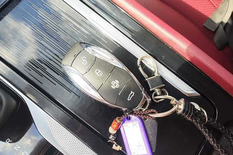 Used Hongqi H5 2025 2.0T Automatic Flag Edition – 500 000 Units Commemorative Version Vehicle Key