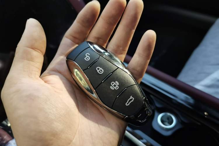 Used Hongqi H5 2025 Model 2.0T Automatic Xuan Ying 2 Million Units Commemorative Edition Vehicle Key