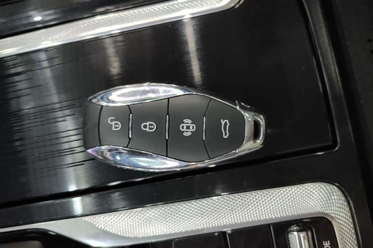 Used Hongqi H5 2025 2.0T Automatic Flag Edition – 500 000 Units Commemorative Version Vehicle Key