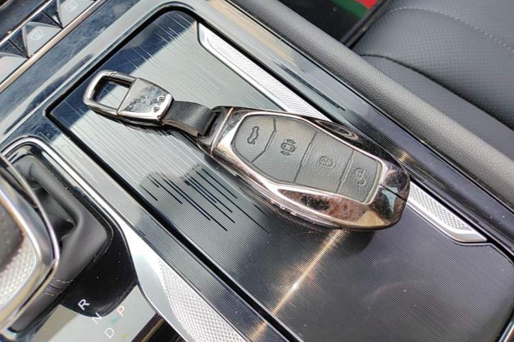 Used Hongqi H5 2025 2.0T Automatic Flag Edition – 500 000 Units Commemorative Version Vehicle Key
