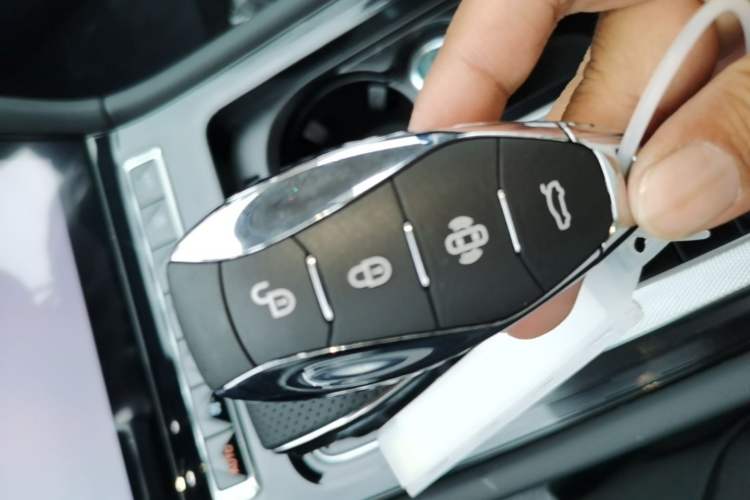 Used Hongqi H5 2025 2.0T Automatic Flag Edition – 500 000 Units Commemorative Version Vehicle Key