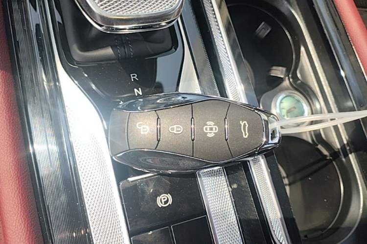 Used Hongqi H5 2025 2.0T Automatic Flag Edition – 500 000 Units Commemorative Version Vehicle Key