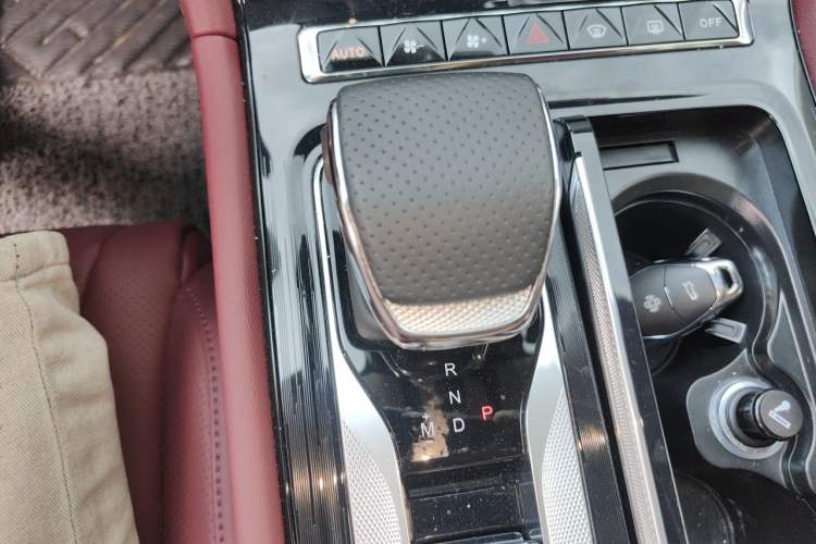 Used Hongqi H5 2025 2.0T Automatic Flag Edition – 500 000 Units Commemorative Version Gear Lever