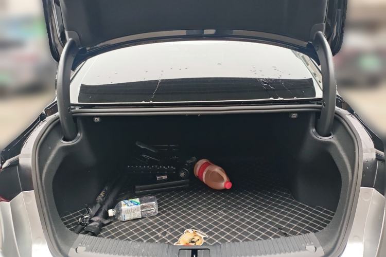 Used Hongqi H5 2025 2.0T Automatic Flag Edition – 500 000 Units Commemorative Version Trunk