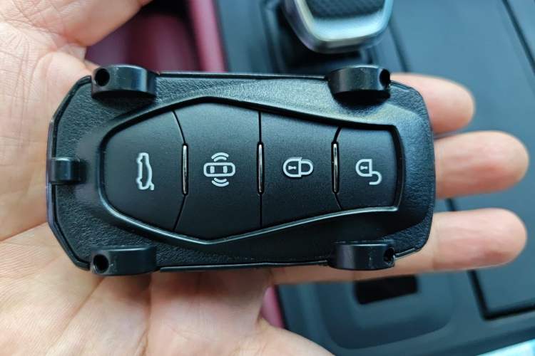 Used Hongqi H5 2025 1.5T DCT Xuan Ying Edition Vehicle Key