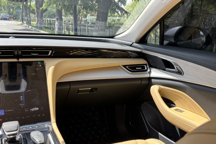 Used Hongqi H5 2025 2.0T Automatic Flag Edition – 500 000 Units Commemorative Version Audio And AC Panel