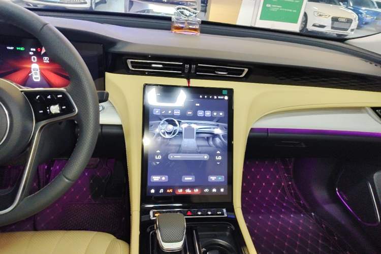 Used Hongqi H5 2025 2.0T Automatic Flag Edition – 500 000 Units Commemorative Version Audio And AC Panel