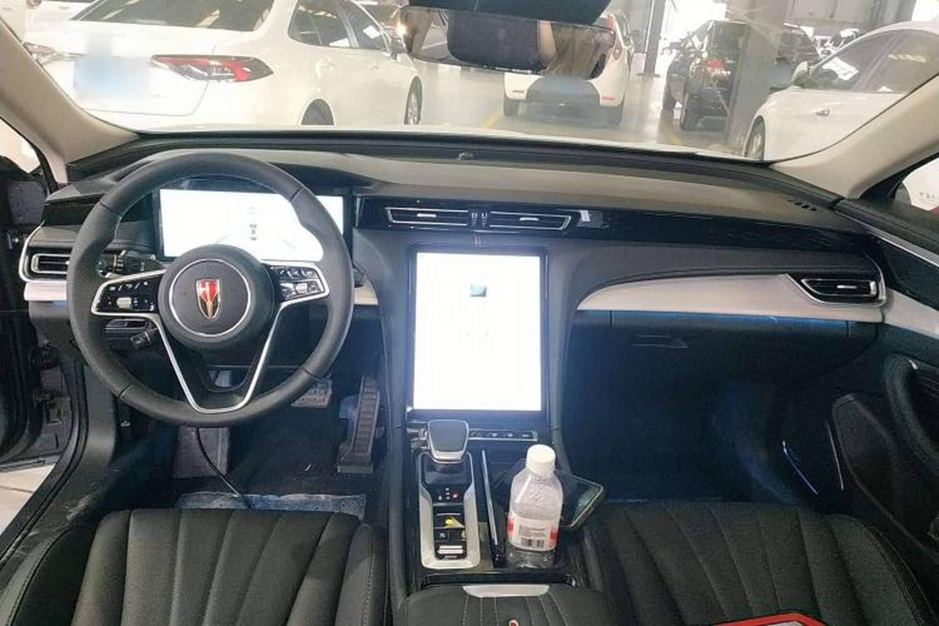 Used Hongqi H5 2025 2.0T Automatic Flag Edition – 500 000 Units Commemorative Version Center Console