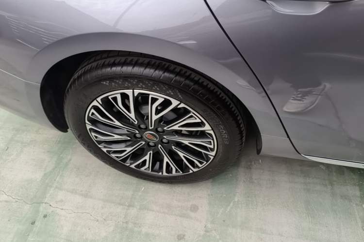 Used Hongqi H5 2025 2.0T Automatic Flag Edition – 500 000 Units Commemorative Version Exterior 5