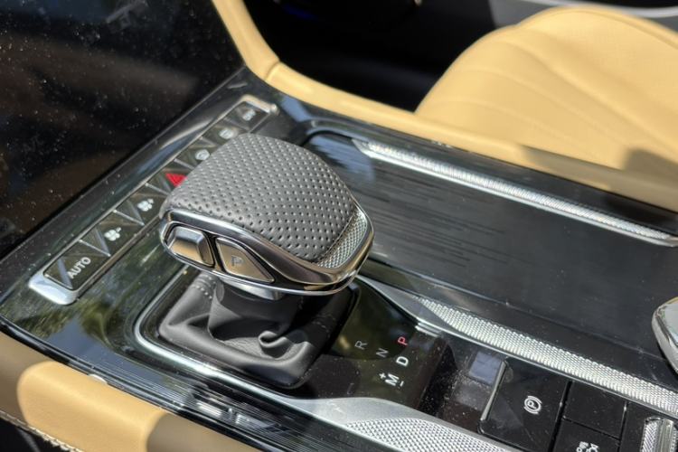 Used Hongqi H5 2025 2.0T Automatic Flag Edition – 500 000 Units Commemorative Version Gear Lever