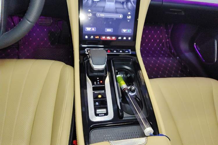 Used Hongqi H5 2025 2.0T Automatic Flag Edition – 500 000 Units Commemorative Version Gear Lever