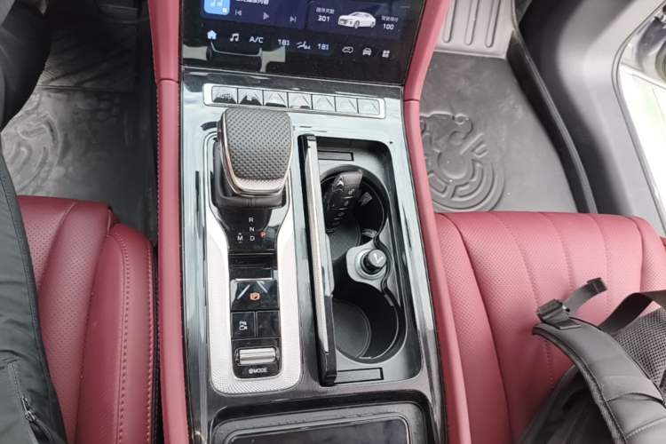 Used Hongqi H5 2025 2.0T Automatic Flag Edition – 500 000 Units Commemorative Version Gear Lever