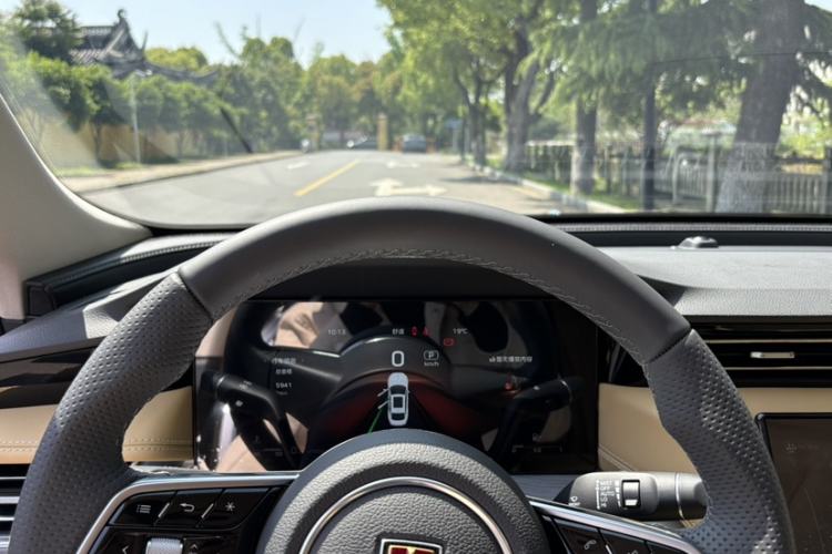 Used Hongqi H5 2025 2.0T Automatic Flag Edition – 500 000 Units Commemorative Version Instrument Cluster