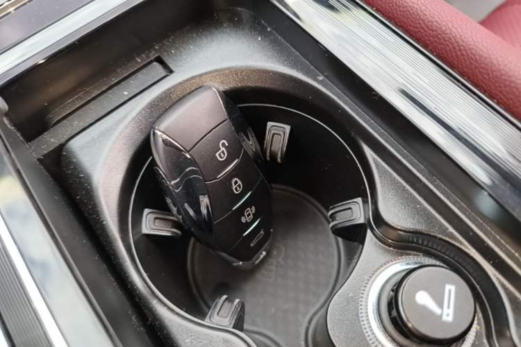 Used Hongqi H5 2025 2.0T Automatic Flag Edition – 500 000 Units Commemorative Version Interior 1