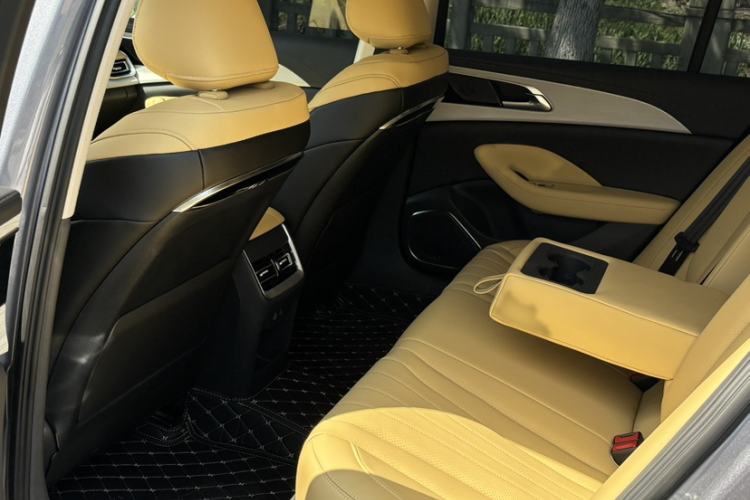 Used Hongqi H5 2025 2.0T Automatic Flag Edition – 500 000 Units Commemorative Version Interior 2