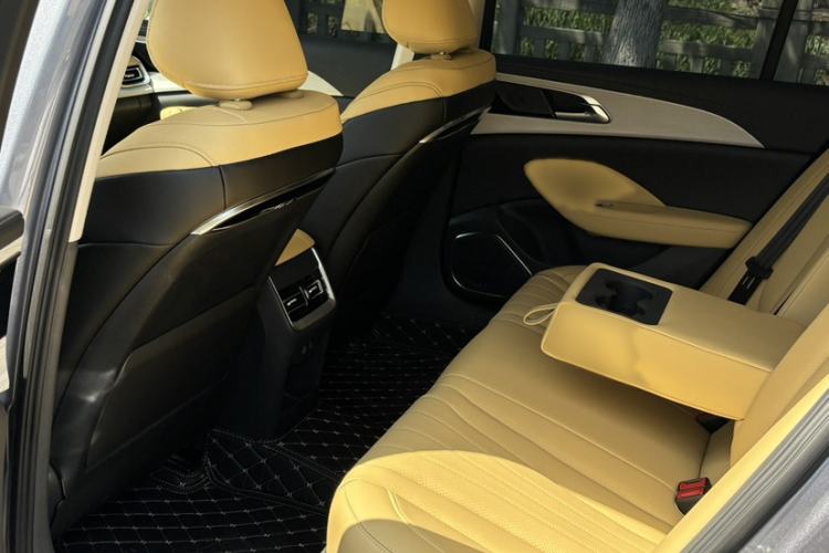 Used Hongqi H5 2025 2.0T Automatic Flag Edition – 500 000 Units Commemorative Version Interior 3