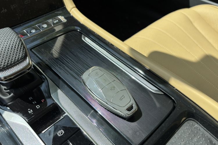 Used Hongqi H5 2025 2.0T Automatic Flag Edition – 500 000 Units Commemorative Version Interior 4