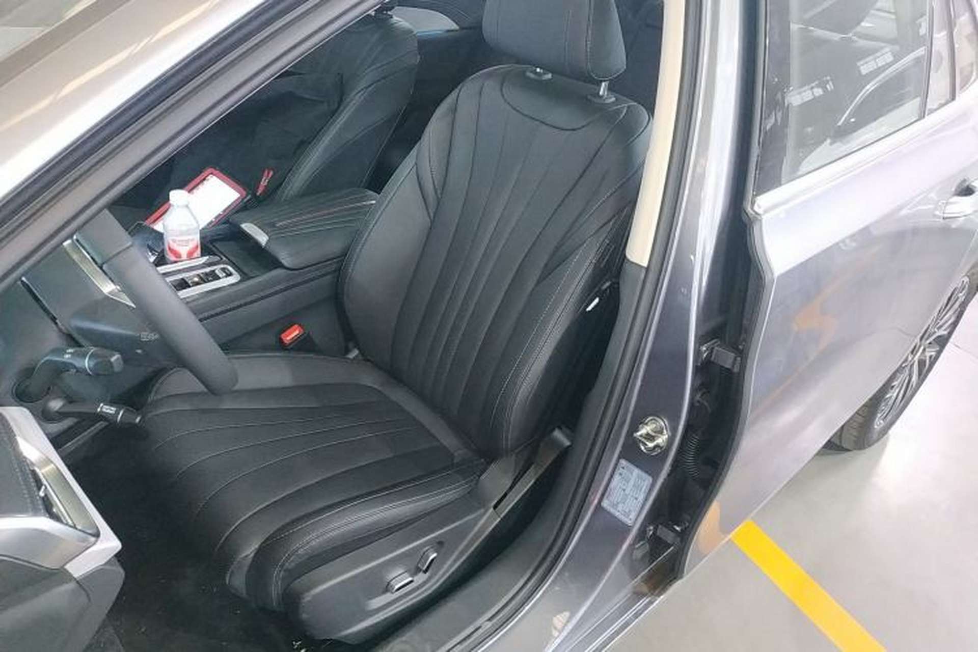 Used Hongqi H5 2025 2.0T Automatic Flag Edition – 500 000 Units Commemorative Version Left Front Seat