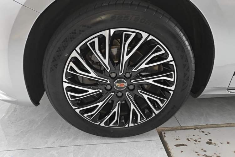 Used Hongqi H5 2025 2.0T Automatic Flag Edition – 500 000 Units Commemorative Version Left Front Wheel Hub
