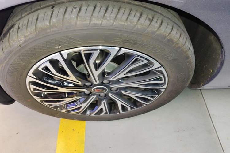 Used Hongqi H5 2025 2.0T Automatic Flag Edition – 500 000 Units Commemorative Version Left Front Wheel Hub