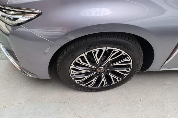 Used Hongqi H5 2025 2.0T Automatic Flag Edition – 500 000 Units Commemorative Version Left Front Wheel Hub
